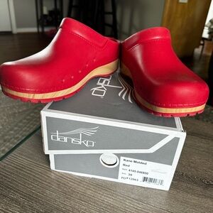 Dansko Kane Molded clogs, size 9, Red. Rigid rubber